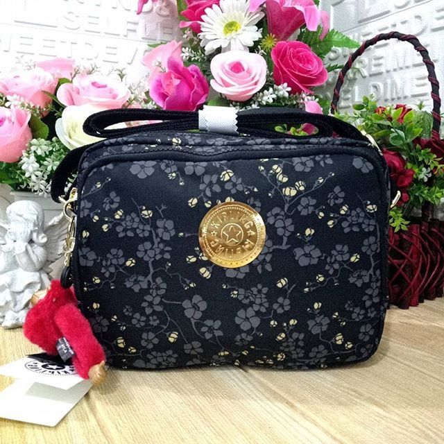 Kipling Mickey plus Ewo รุ่น WES sholder Bag 
สี Grey gold floral