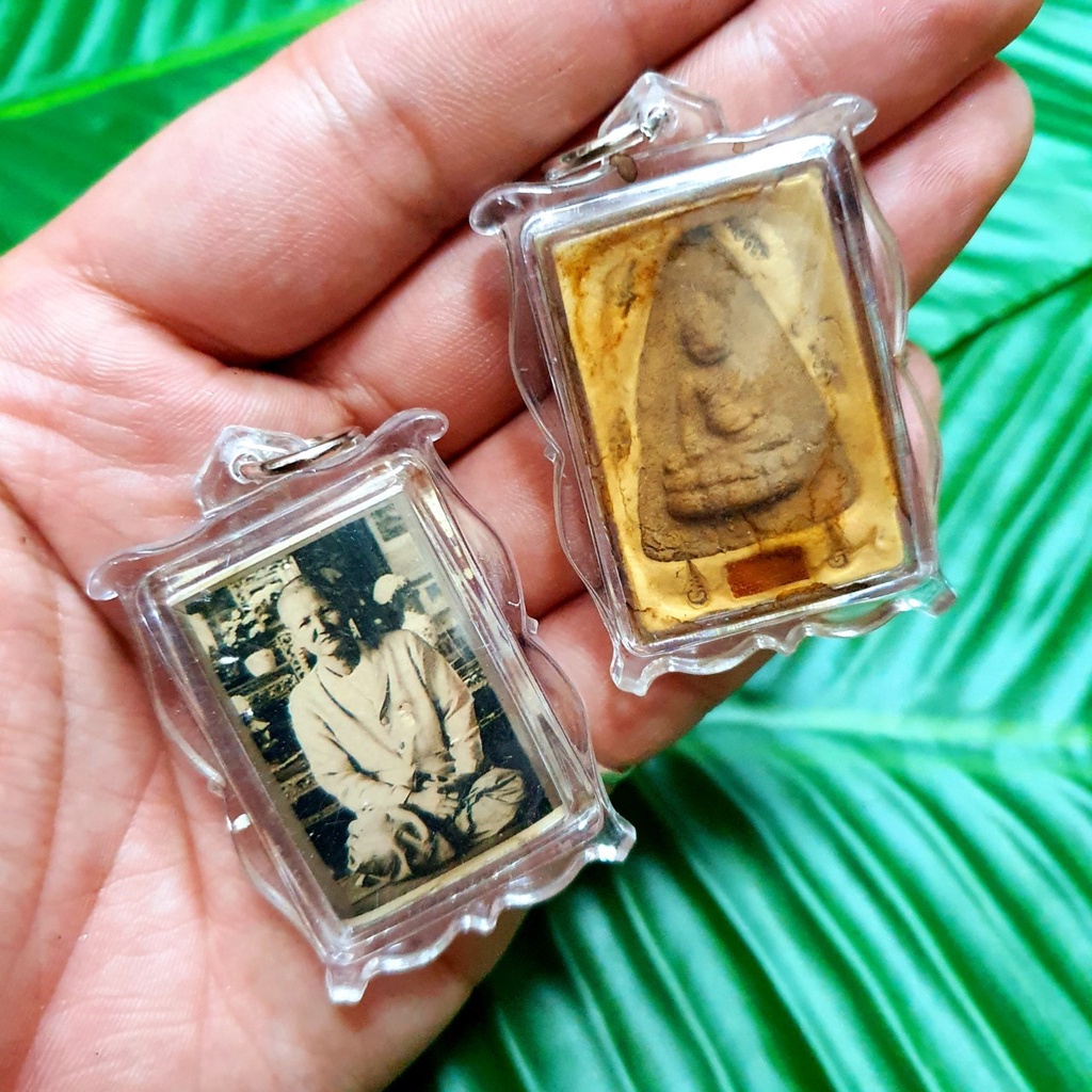รูปแม่ชีบุญเรือน โตงบุญเติม เลี่ยมกันน้ำ ด้านหลังบรรจุพระพุทโธน้อยและอุดมวลสารผงพุทธคุณ ผ่านพิธีปลุก