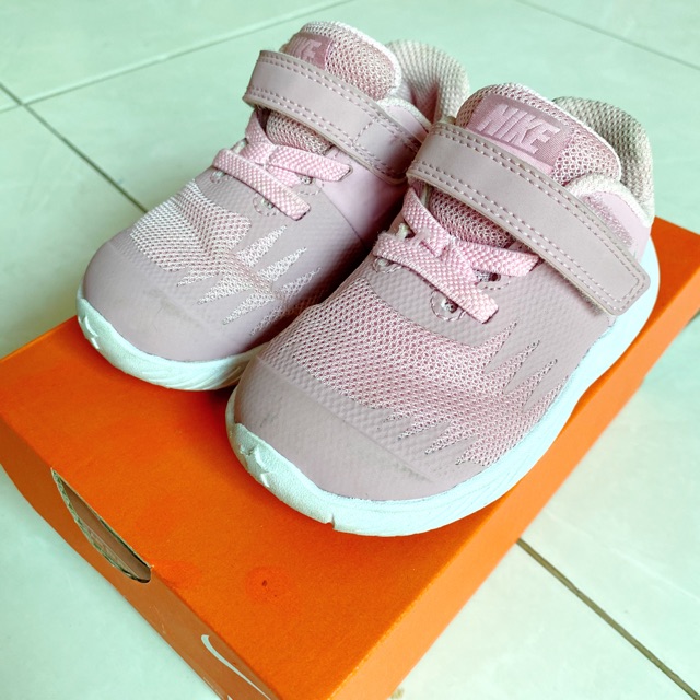 รองเท้า Nike สำหรับเด็กผู้หญิง