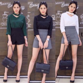 TW3251  set 2 ชิ้น เสื้อเจาะคอวี 3 เหลี่ยม แต่งปลอกคอ Choker