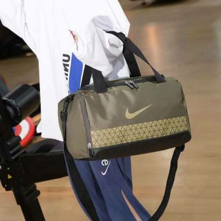 💕 Nike luggage Bag กระเป๋าเดินทางขนาดกลาง วัสดุ Nylon Polyester