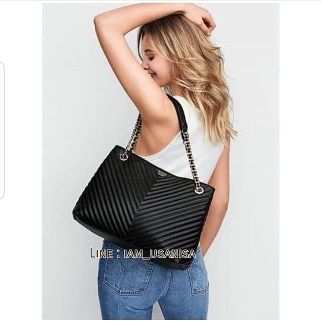 Victoria’s Secret Pebble V-Quilt Shoulder Tote bag