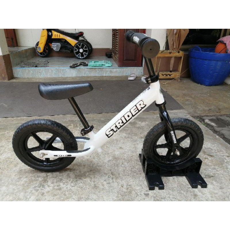 strider limited edition sport12 สีขาว มือสองสภาพดี ซื้อมาลูกไม่เล่น แถมที่ตั้ง