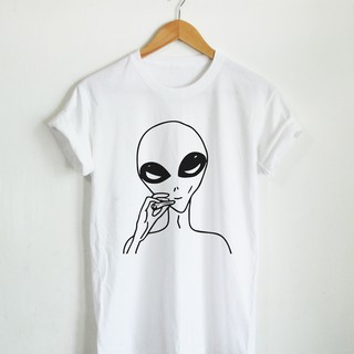 Alien Smoke Weed เอเลี่ยนสูบกัญชา สูบยา มนุษย์ต่างดาวสูบบุหรี่ เสื้อยืดสกรีน เสื้อยืดตลกๆ เสื้อยืดวัยรุ่น