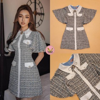 VORA (วอร่า)​: Dress สั้นแขนกระดิ่ง คอปกแต่งโบว์เพชรช่วงปก มีเข็มกลัดมุกรูปผู้หญิง