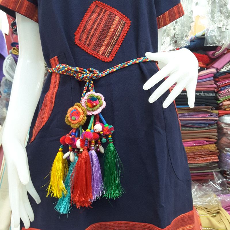 สายคาดเอวถักเปียดอกไม้งานฝีมือปราณิตชาวเขาชาวดอยน่ารักกิ๊ฟเก๋มากๆค่ะสามารถคาดกับกางเกงหรือกระโปรงหรือชุดเดรสได้หมดค่ะ