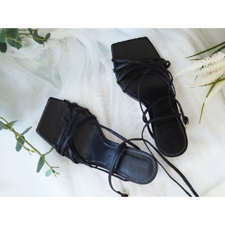 รองเท้าส้นสูงสีดำสายถัก เชือกพันขาแบรนด์  ZARA Black Size 37 มือสอง แบบสายพันข้อเท้า สูง 3 นิ้ว EU 37