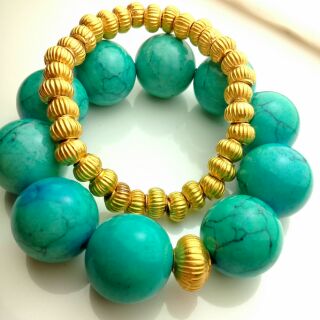 หินแต่งสีเทอร์คอยส์ (turquoise)สีสวยมาก  เสมือนจริงประดับด้วยลูกปัดทอง24k งามเลอค่า