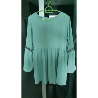 เดรสสั้นแขนระบายทรง Oversize