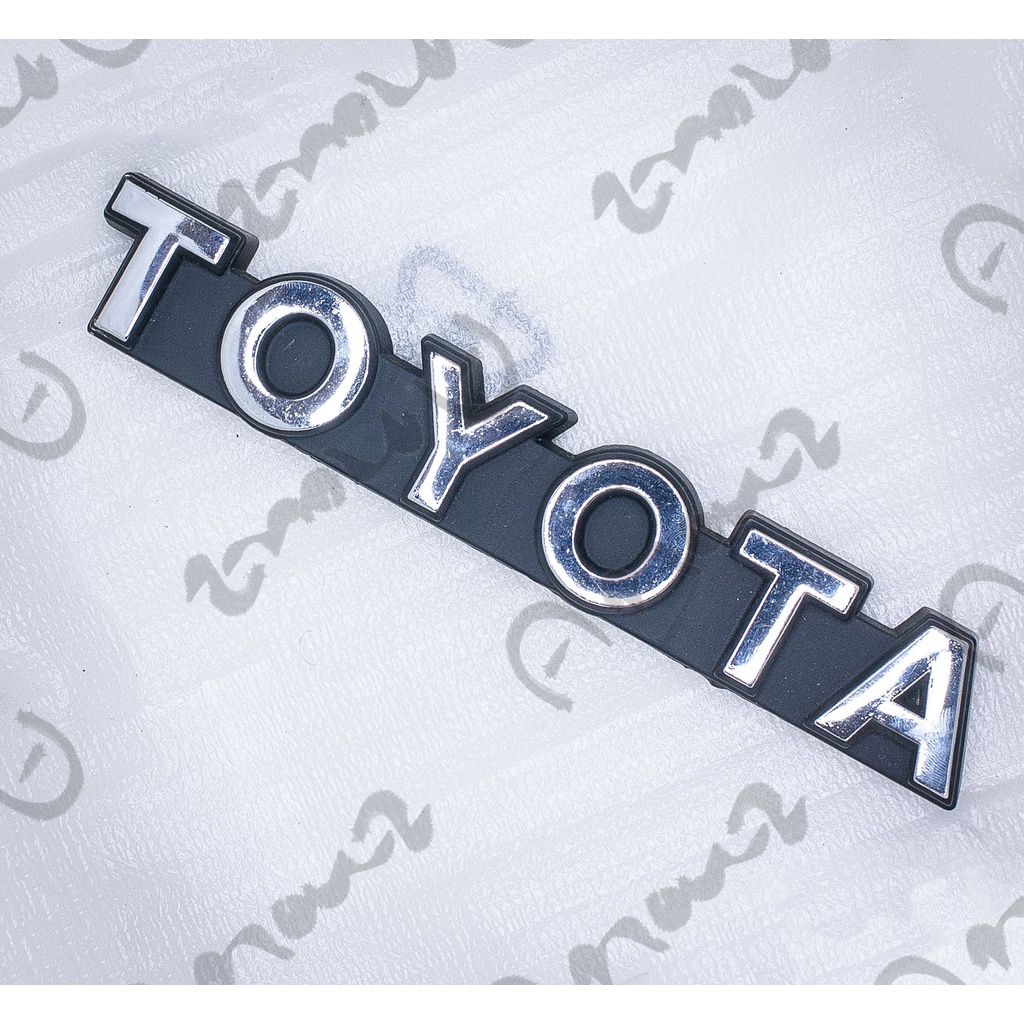 ส่งฟรี Toyota ตราโลโก้ ติดกระจังหน้า Toyota Hero LN50 LN51 ของใหม่ เก่าเก็บ สีไม่ลอก เดือยยังครบ