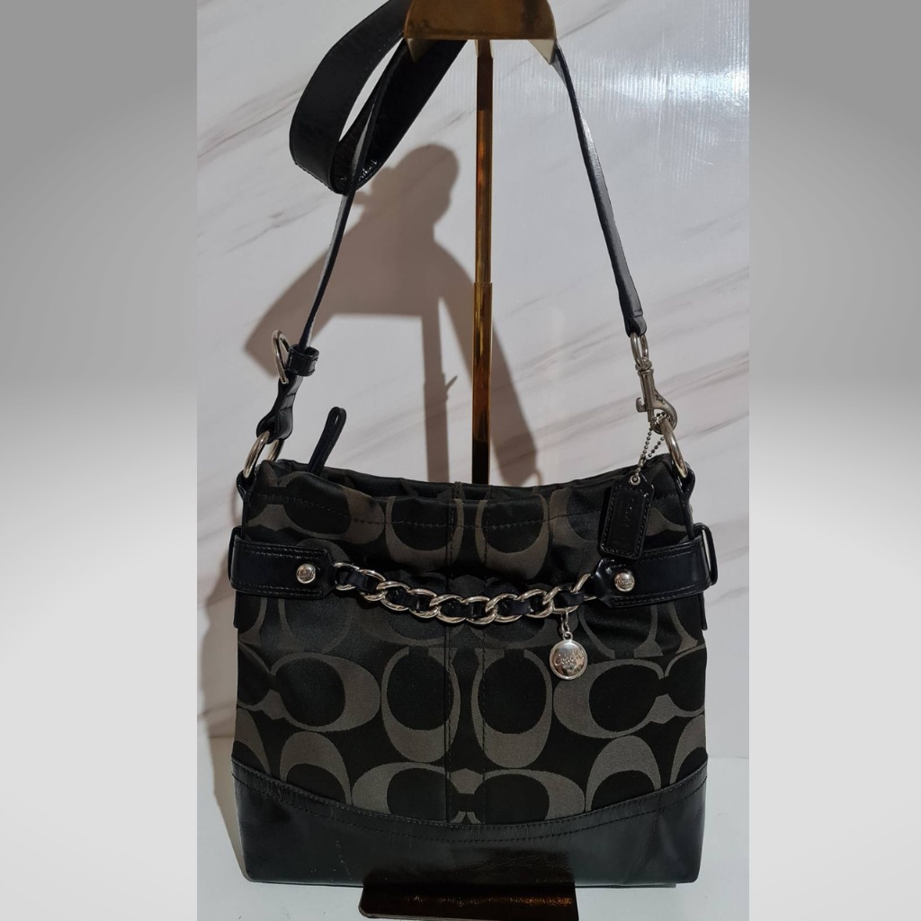 กระเป๋าโคชCoachมือสองผ้าแคนวาสแน่นลายตัวซีสีดำใหญ่สะพายไหล่สายหนังของแท้สภาพ90%สะอาด ไม่มีตำหนิหนักส