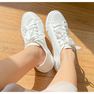 แหล่งขายและราคาKim&Co. รองเท้าผู้หญิง รองเท้าผ้าใบกันน้ำ รุ่น KF010W มี 2 สี ได้แก่ สีขาวล้วน และสีขาวขอบน้ำตาลอาจถูกใจคุณ
