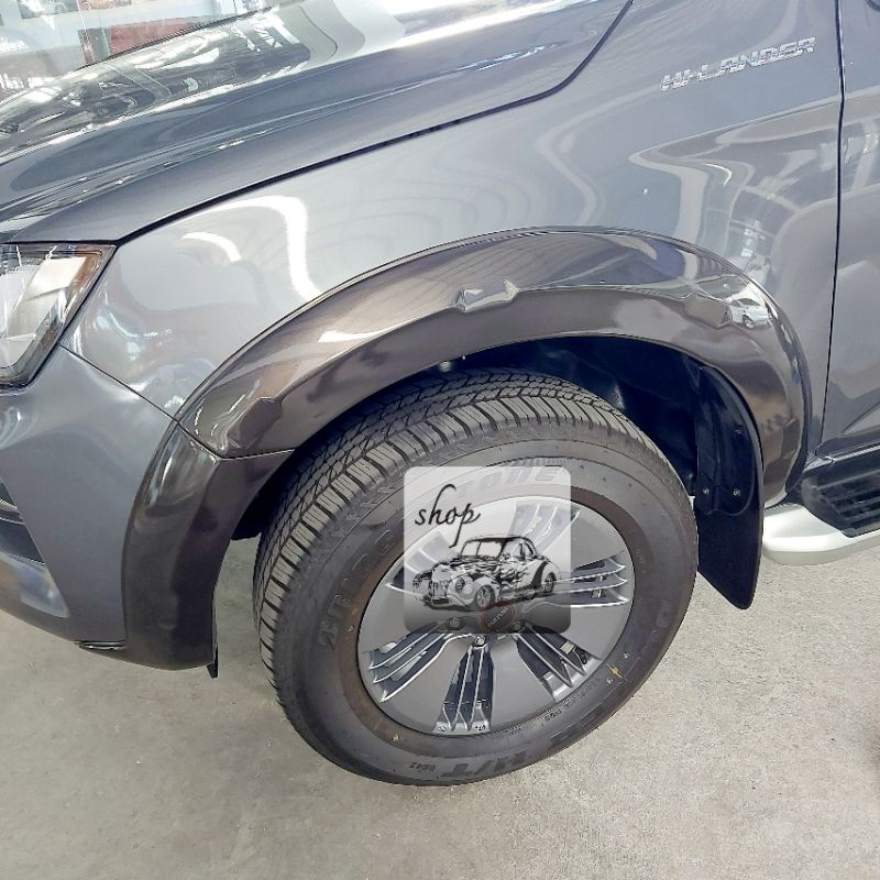 คิ้วล้อ Isuzu d-max สีเทาดำทรง V-Cross รุ่นยกสูง 6 นิ้วเรียบ ใส่ปี 2020 ถึง 2023  และปี 2024 - 2027