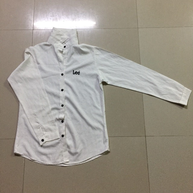 เสื้อเชิ้ต LEE สีขาว มีตำหนิหลังปกคอ รูปที่สามนะคะ สัดส่วนตามรูปเลยจ้า ^^