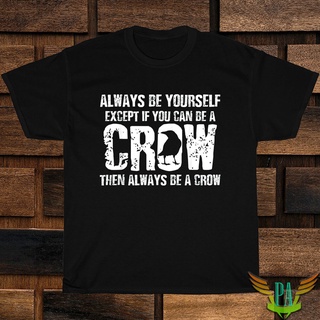 เสื้อยืดสีขาวใหม่ เสื้อยืดแฟชั่น ลายอีกา Alw4ys Be A Cr0w Usa ไซซ์ S-5XLS-4XL