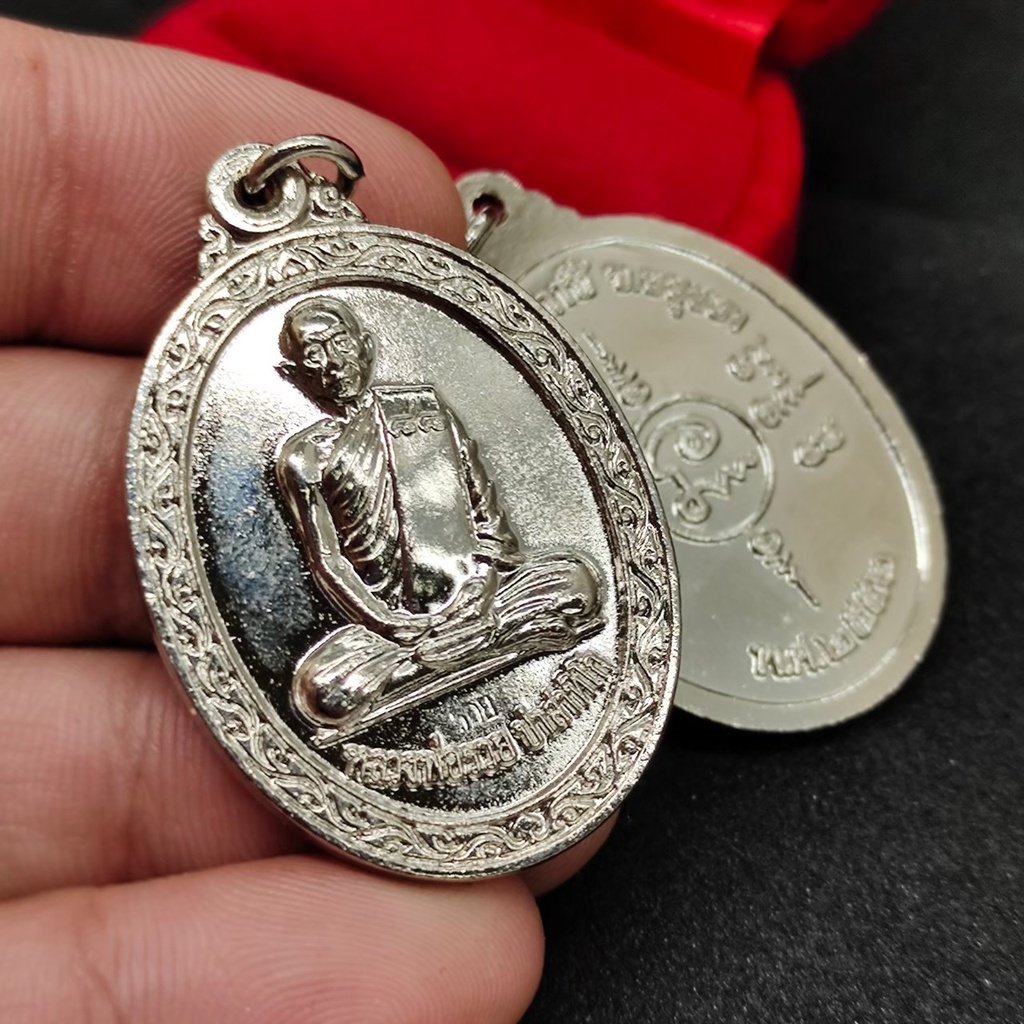 เหรียญหลวงพ่อรวย วัดตะโก เนื้อกะไหล่เงิน ปี2552 เป็นเหรียญรูปหลวงพ่อนั่งสมาธิ สังฆาฏิตอกเลข 88 ถือเป