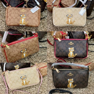 กระเป๋าหิ้วหรือสะพายข้างได้ COACH TOP HANDLE POUCH SIGNATURE WITH BABY TIGER PRINT