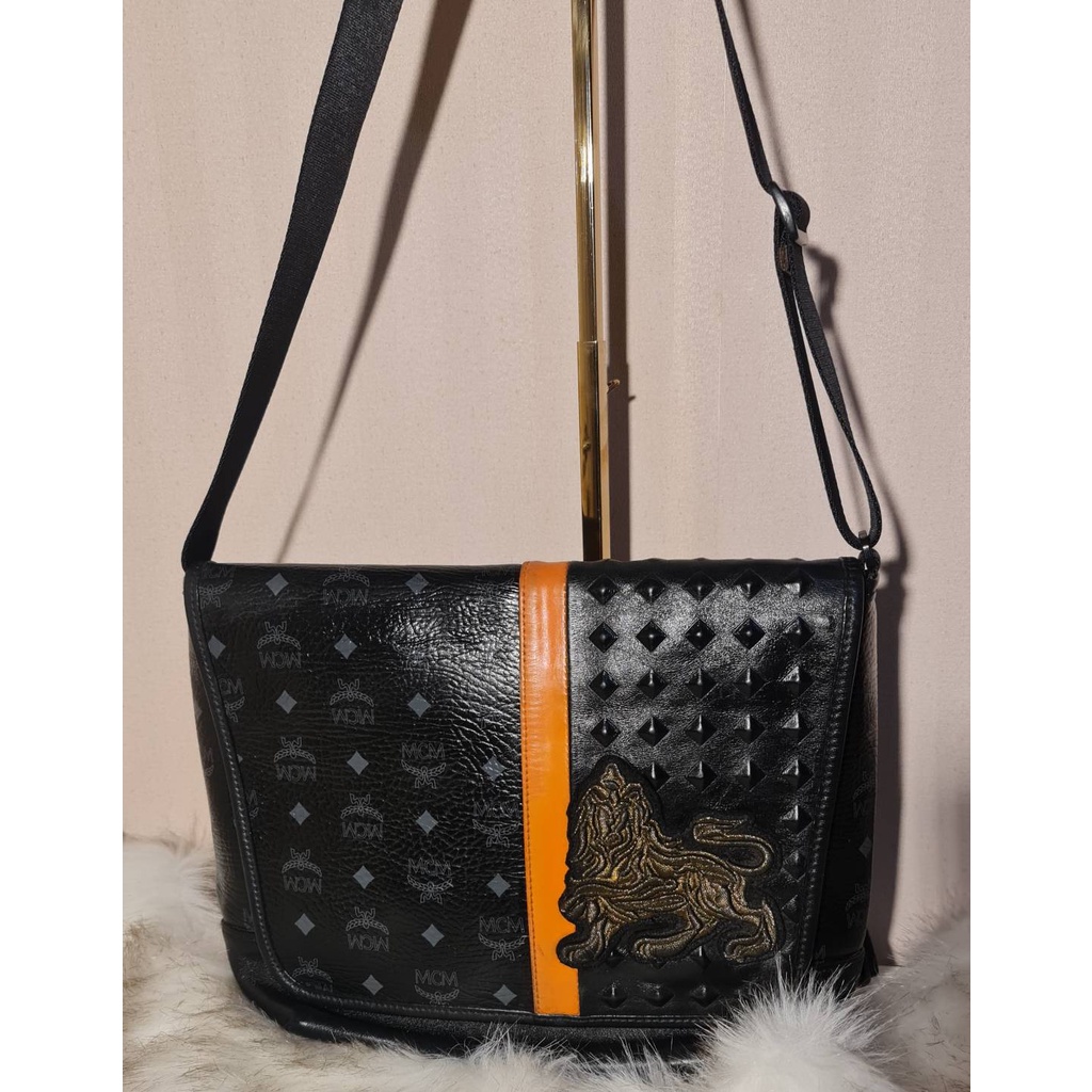 McM messenger bag กระเป๋าหนังสะพายข้างเมสเซนเจอร์ เอ้มซีเอ็ม สีดำ งานมือสองตู้ญี่ปุ่นสวยใส่เอกสารใส่