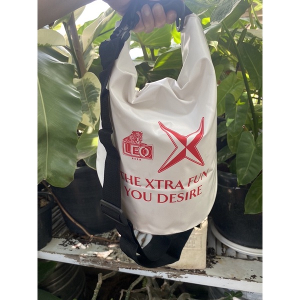 กระเป๋ากันน้ำ ถุงกันน้ำ ถุงทะเล Waterproof Bag กว้าง30 cm * สุง37cM **สีด่าง ตรงปริ้นสีแดง แต่ ของใหม่ 100%