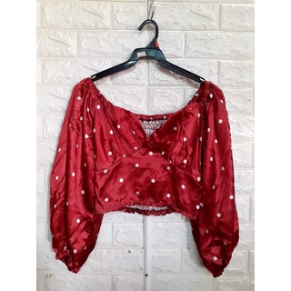 เสื้อครอปแขนยาวลายจุดสีแดงอกวีทรงหัวใจ ลายจุด ผ้าเงา ผ้าซาติน ผ้าดีมาก นิ่มสวย ทรงสวยมาก แขนยาวพองเจ้าหญิงสุดๆจ้า สไตล์โ