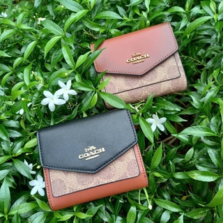 กระเป๋าสตางค์ใบสั้น COACH SMALL WALLET IN COLORBLOCK SIGNATURE CANVAS