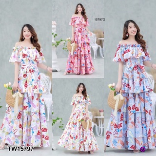 แม็กซี่เดรสปาดไหล่ระบายชั้น พิมลายกราฟฟิก TT15797 Off-the-shoulder ruffled maxi dress Graphic print