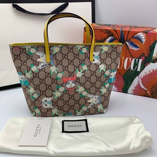 Gucci tote bag kid Original Grade Size 20cm น่ารักมากๆค่ะ เรียกได้ว่าเป๊ะทุกอณูเลย คล้องแขนเก๋ๆ  แถมยังจุของได้เยอะ