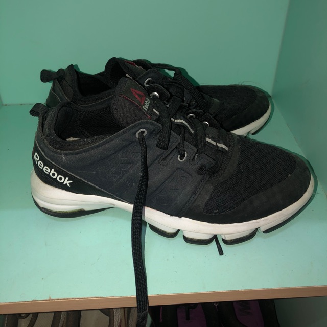 รองเท้าreebok สีดำไซร้37.5