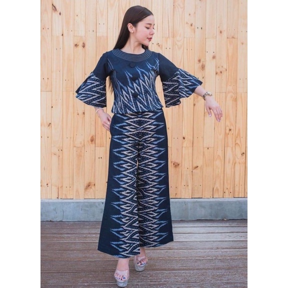 ชุดเซ็ต ผ้าฝ้าย ลายไทยสีกรม มือสอง สภาพใหม่ ใส่ 2 ครั้ง และเดรสชมพูร้าน app shop