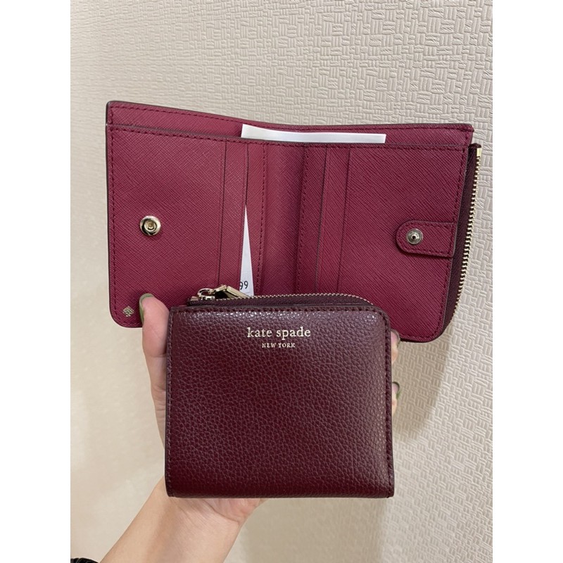 พร้อมส่ง🔥Sale 1599🔥 สีแดงไวน์ สวยมากๆ กระเป๋าสตางค์ Kate Spade Small Bifold Wallet มีช่องซิปใส่เหรีย