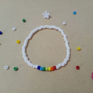 สร้อยข้อมือลูกปัดสายสีขาวลายรุ้งเกาหลีมากๆ ราคา 15 บาท