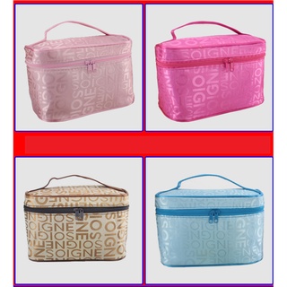 กระเป๋าเครื่องสำอางค์ทรงสี่เหลี่ยมแต่งลายตัวอักษรภาษาอังกฤษ มี 4 สี