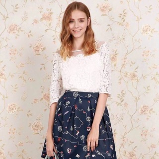 *พร้อมส่ง*  เสื้อลูกไม้แขนสี่ส่วน ช่วงไหล่เป็นผ้ามุ้ง(ไม่คันนะคะ) ช่วงอกตัดแต่งขอบหยัก มีซับในตัว