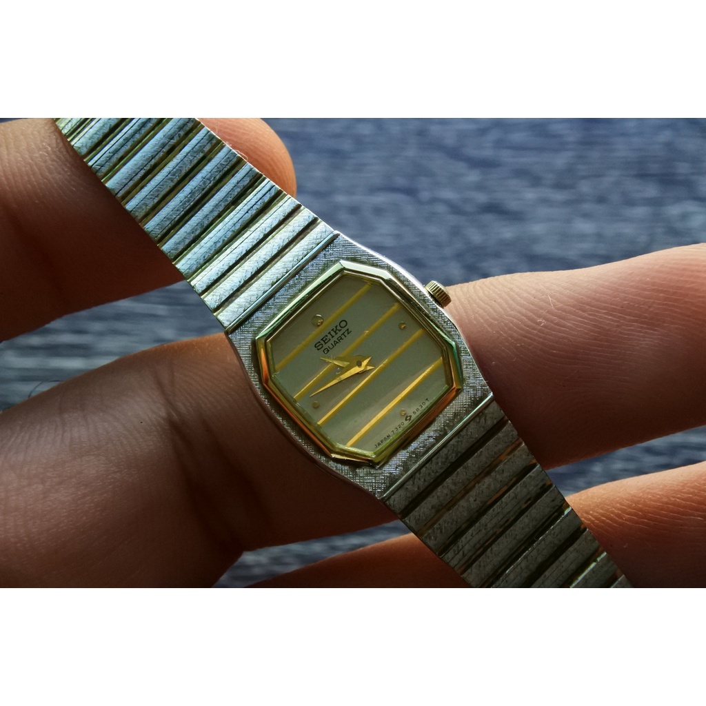นาฬิกา Vintage มือสองญี่ปุ่น SEIKO  Quartz ผู้หญิง ทรงแปดเหลี่ยม กรอบทอง หน้าทอง สายสแตนเลสชุบทอง ใช้งานได้ปกติ สภาพดี