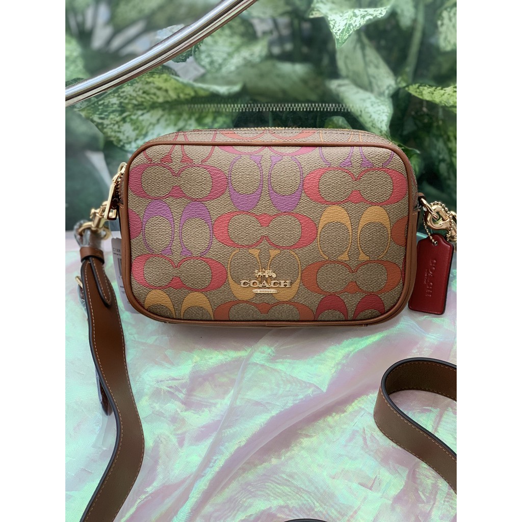 🦋พร้อมส่ง 🦋 JES CROSSBODY 20 IN RAINBOW SIGNATURE CANVAS (COACH C1308