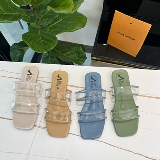 ไม่รีบไม่ได้แล้วค่ะซิส👙 รองเท้าแตะใสดีเทลโชว์เนื้อเท้า👩🏻‍🦰 ขับผิวสุดใส่แล้วเท้าขาวเรียวสีสวยมากกก