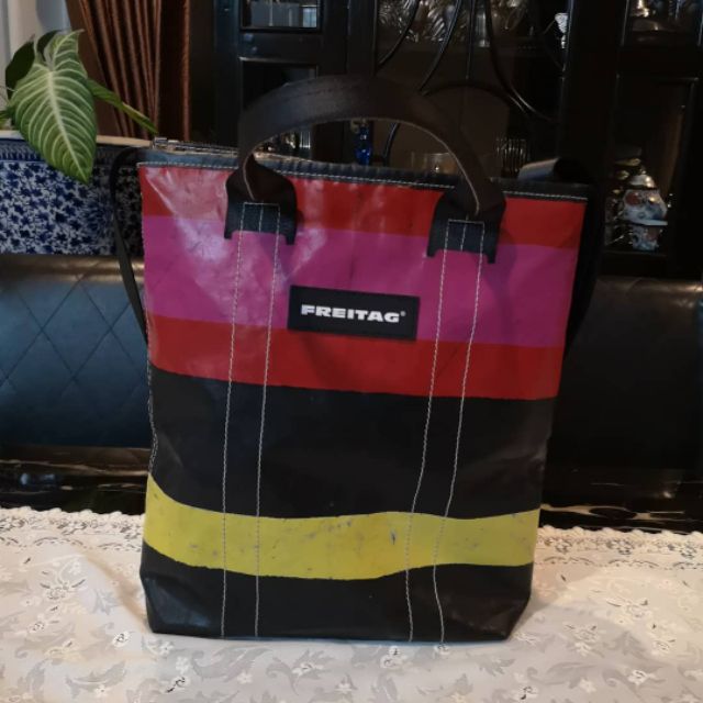 FREITAG Leland พื้นหลังสีดำ