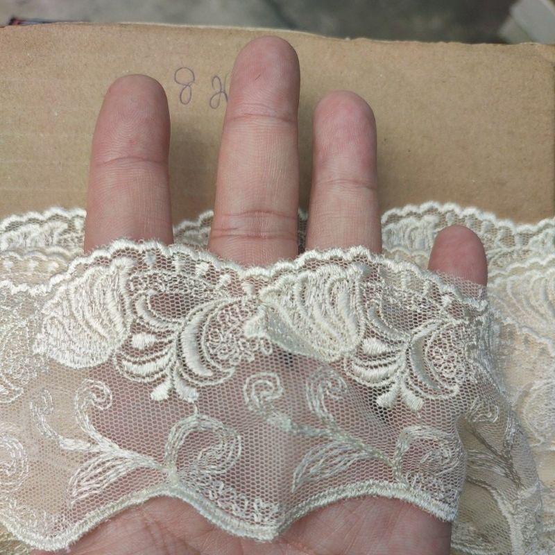 ผ้าลูกไม้ สีครีม หน้ากว้าง 2 นิ้ว เมตรละ 35 บาท