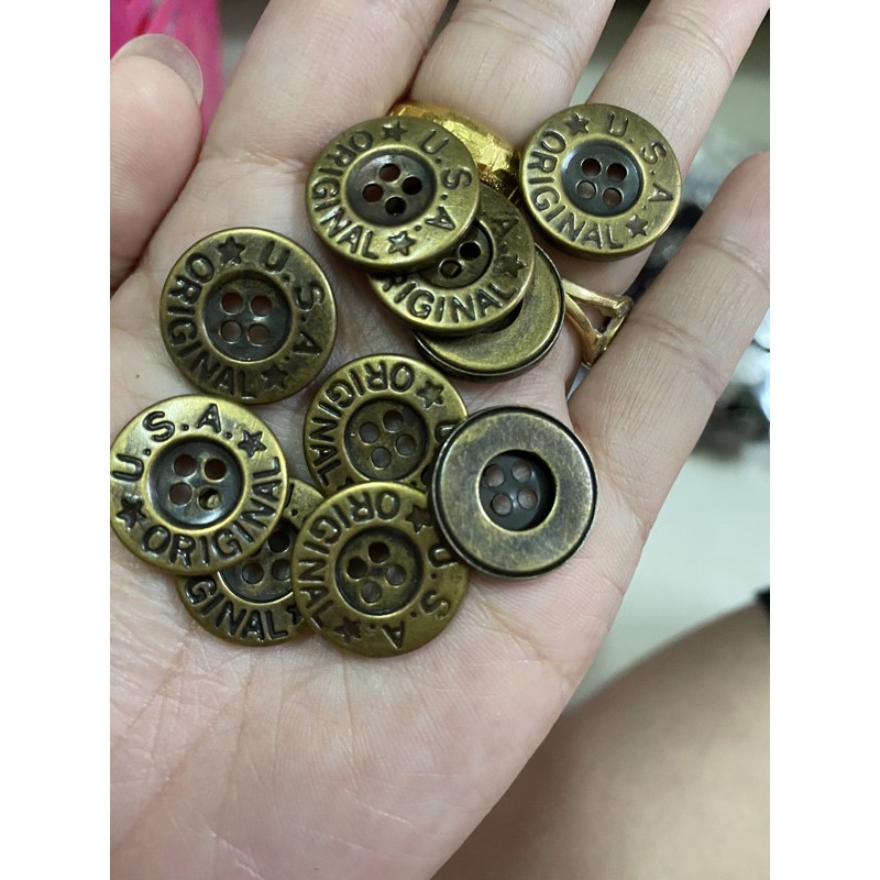 กระดุมยีนส์สอย 4 รู ขนาด 18 มิล ราคา 50฿ จำนวน 10 ชิ้น