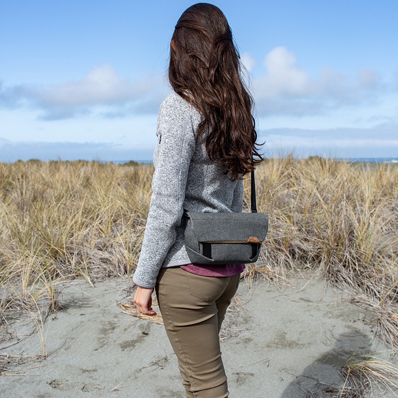 Peak Design Field Pouch V2 กระเป๋าจัดระเบียบปรับเป็นสะพายไหล่ สลิง และคาดเอวได้