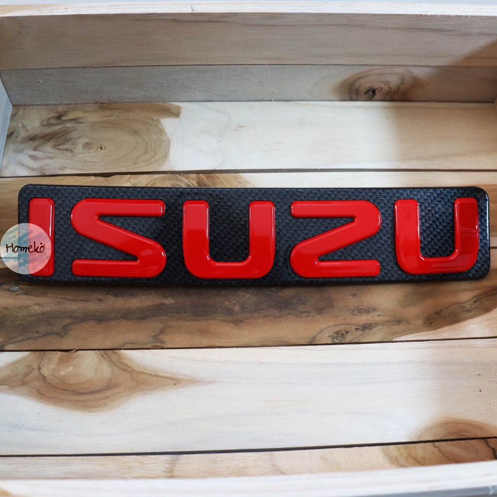 ป้ายโลโก้ ISUZU สีแดง พื้นเคฟล่า ติดกระจังหน้า รถกระบะ อีซูซุ ISUZU D-MAX 2012-2019