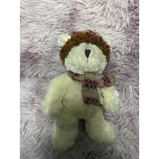 ตุ๊กตาหมีสีขาว พร้อมหมวกไหนพรมและผ้าพันคอ ขนนุ่มสบาย ขนาด9.5นิ้ว