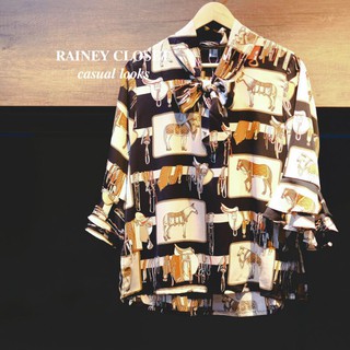 RAINEY CLOSET - เสื้อเบล้าลายม้าH เสื้อลายม้า เสื้อทำงานลายม้า ผ้าโพลีเอสเตอร์ พรีเมี่ยม