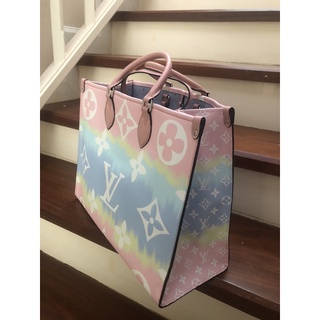 ราคาเทเลยค่ะ: ส่งต่อราคาสุดคุ้มกระเป๋า tote ทรง on the go ลายอักษร LV สภาพดีมาก เหมือนซื้อใหม่