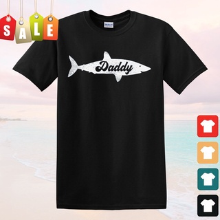 [COD]ขายดี เสื้อยืดลําลอง แขนสั้น พิมพ์ลาย Shark Daddy น่ารัก คลาสสิก สําหรับผู้ชาย พ่อ ของขวัญจากลูกชาย ลูกสาว PIkdnc21