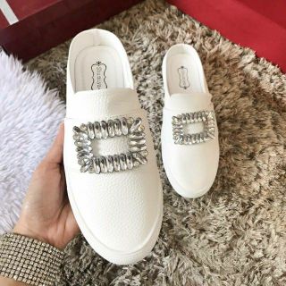 รองเท้าแบบสวมทรง slip onสวมใส่สบาย ไม่ต้องจัดทรงให้ยุ่งยาก สะดวกสบายต่อการเดิน และ เวลาสวมใส่มาก