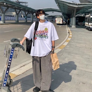 เสื้อยืดแขนสั้น พิมพ์ลายตัวอักษร ทรงหลวม ขนาดใหญ่ สวมใส่สบาย แฟชั่นฤดูร้อน สไตล์เกาหลี สําหรับผู้ชาย และผู้หญิง【M-5XL】