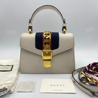 Used in good condition Gucci sylvie mini y.19