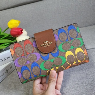 ส่งฟรี🔥 กระเป๋าสตางค์ พร้อมสายคล้องมือ COACH TECH WALLET IN RAINBOW (C9944 )