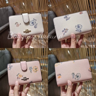 กระเป๋าตังค์COACH MEDIUM CORNER ZIP WALLET WITH DANDELION FLORAL PRINT